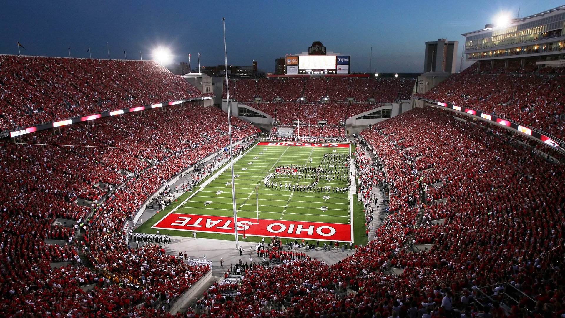 球迷横幅抗议裁判判罚，赛会回应承诺调查，球员骂裁判